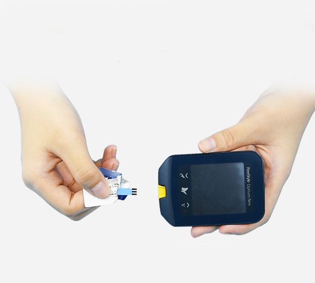 Глюкометр для измерения уровня глюкозы в крови Optium Neo